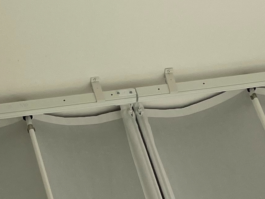 天幕カーテン両開のレールの様子