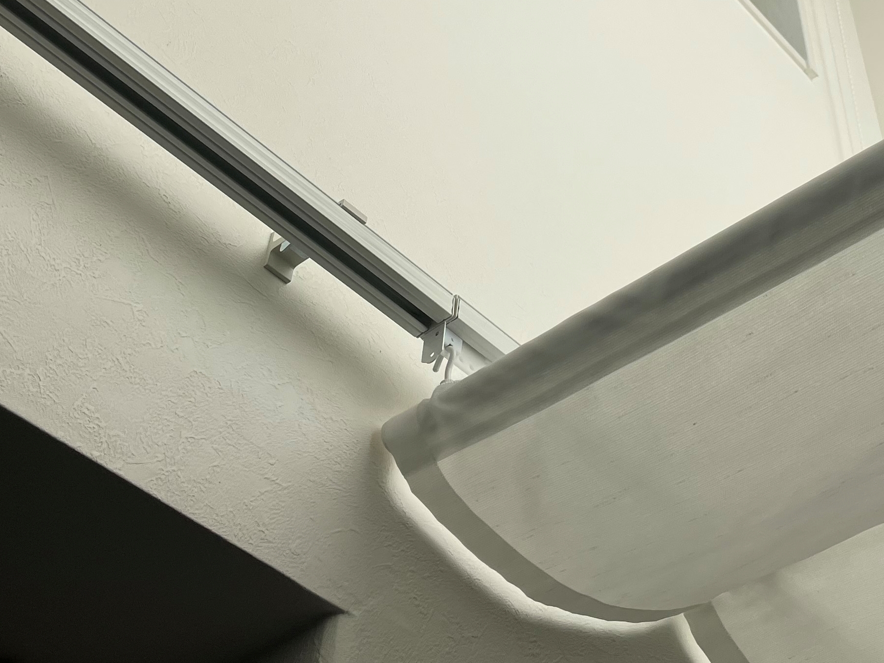 天幕カーテン両開の合わさる部分