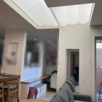 変形吹き抜けに両開き天幕カーテンで対応|隙間を抑えた寒さ対策の施工事例