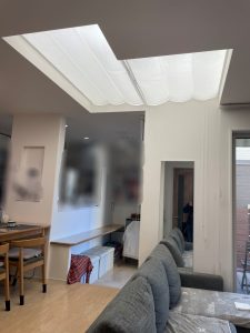 変形吹き抜けの寒さ対策に天幕カーテン両開を取り付けた様子