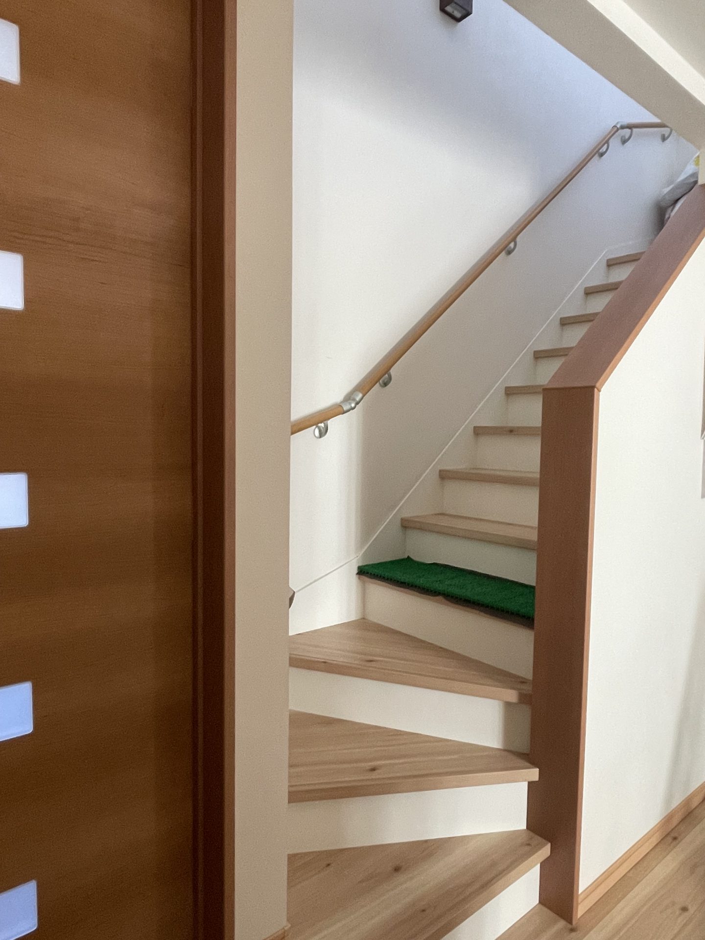 リビング階段の冷気対策にカーテンを設置｜L字開口を塞ぐ防寒施工事例