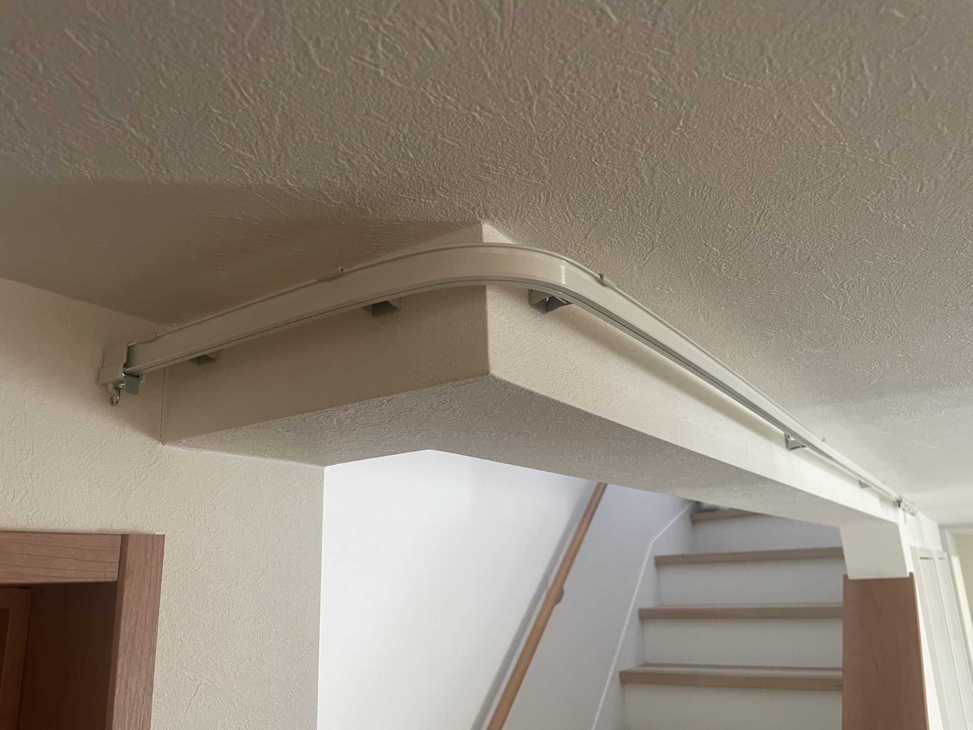 L字コーナー出隅にカーブレール取付