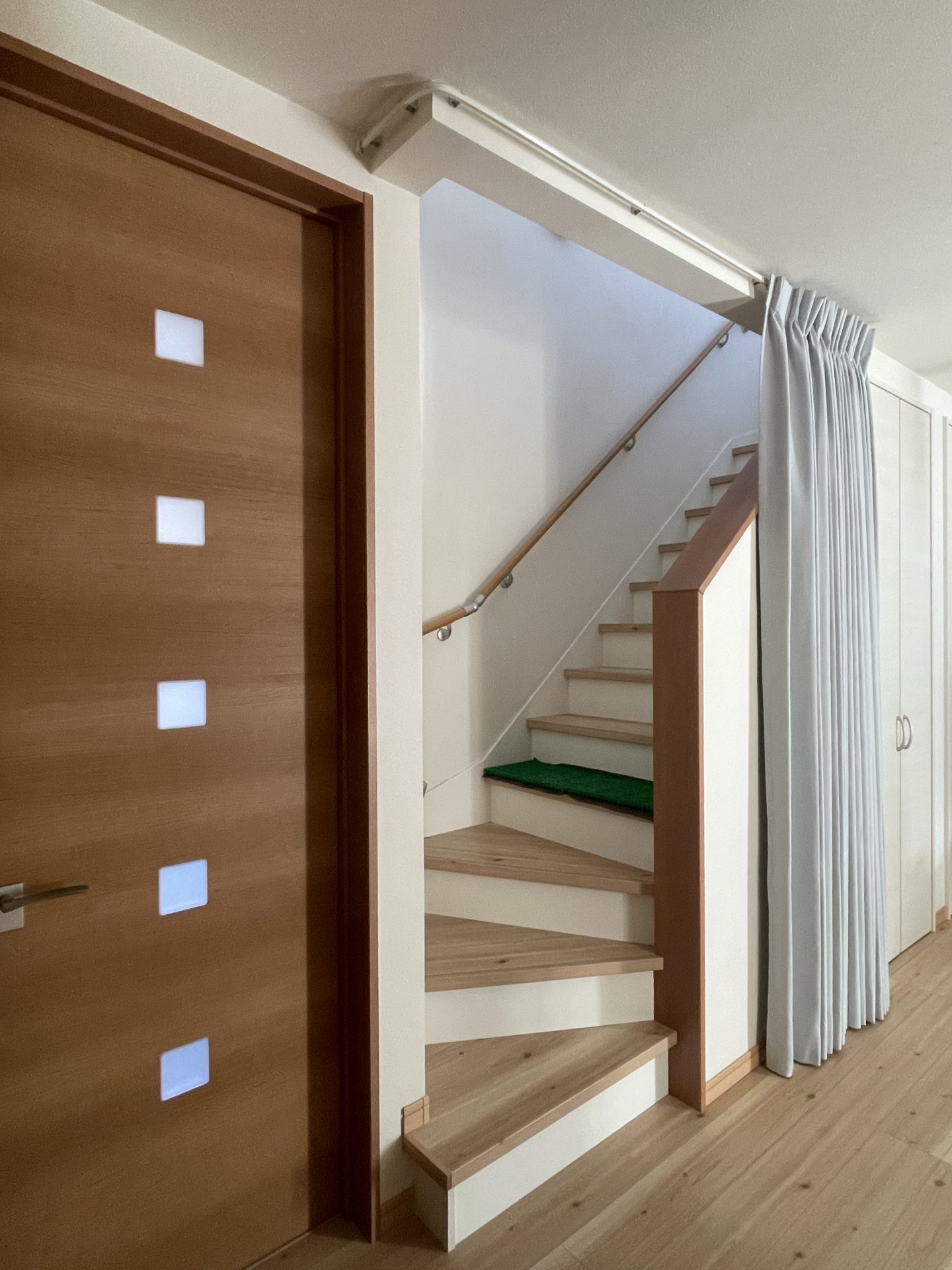 リビング階段の寒さ対策にカーテン取付