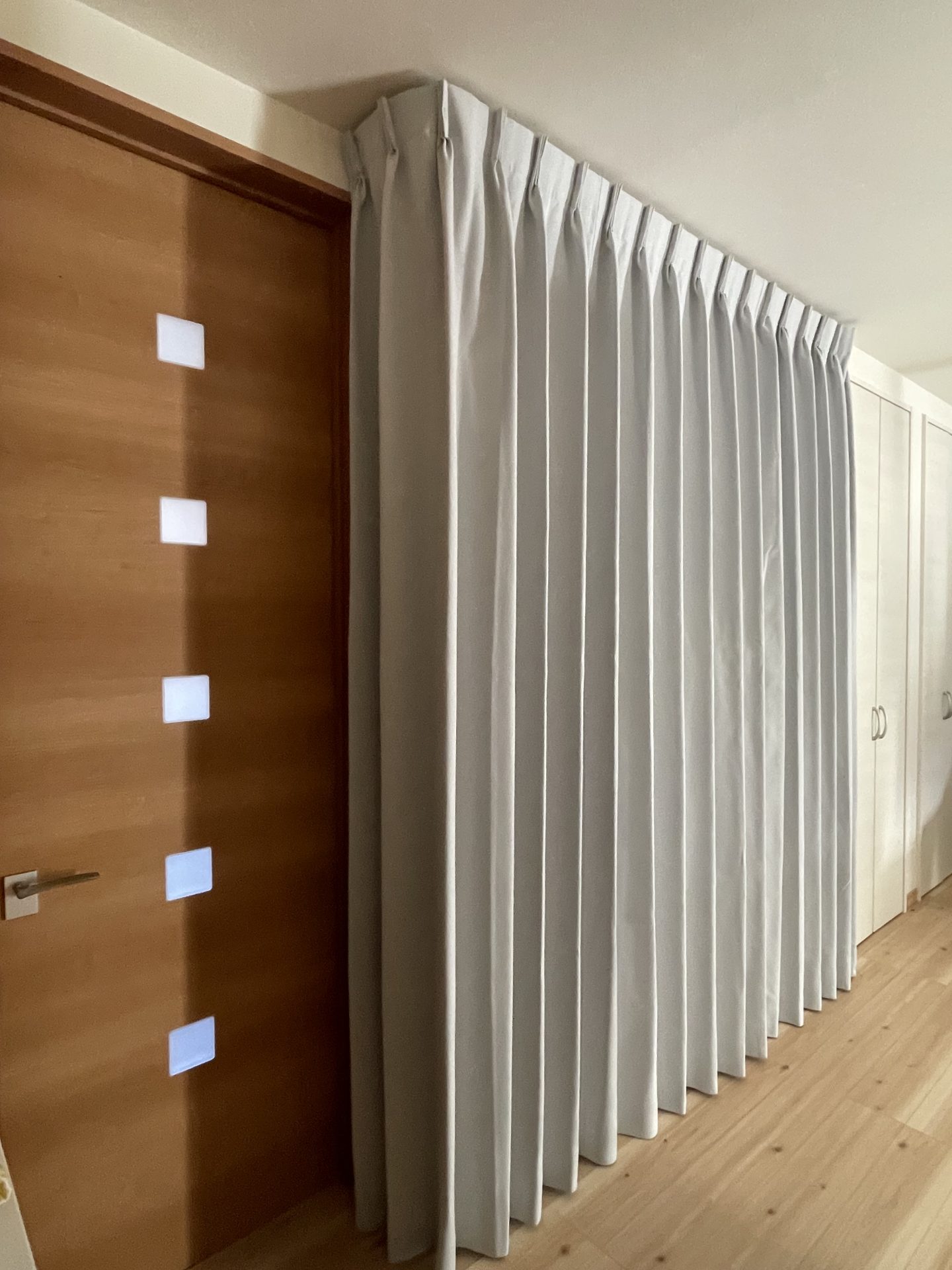 リビング階段の寒さ対策にカーテン取付