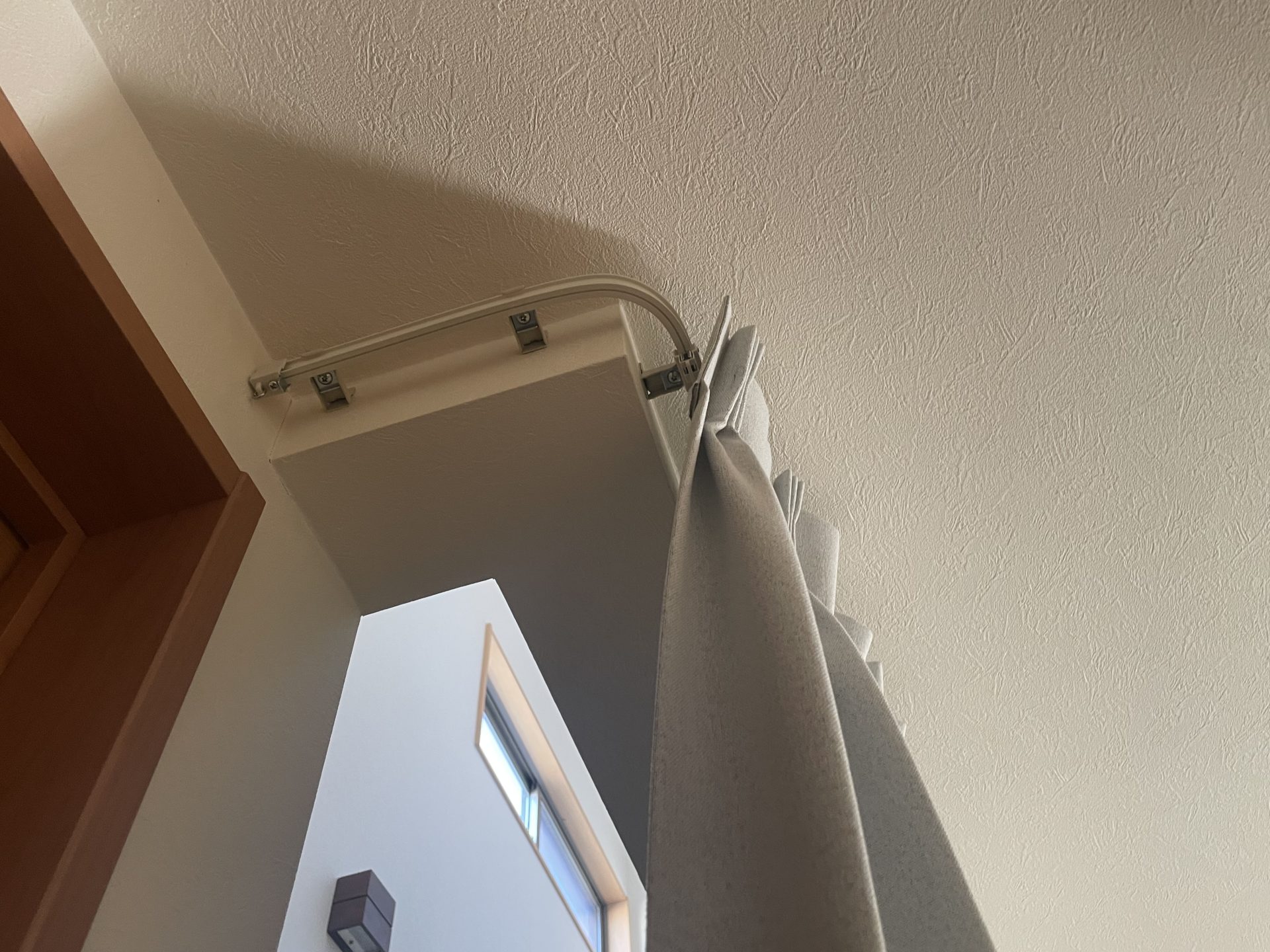 リビング階段の寒さ対策にカーテン取付