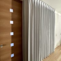 リビング階段の冷気対策にカーテンを設置|L字開口を塞ぐ防寒施工事例