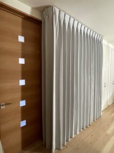 リビング階段の寒さ対策にカーテン取付