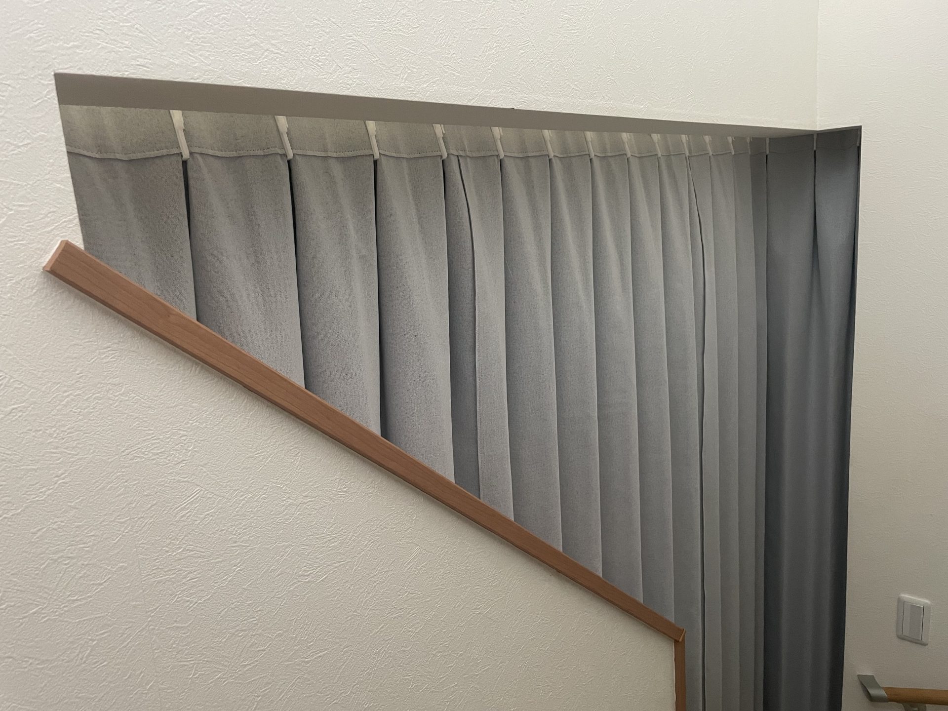 リビング階段の寒さ対策にカーテン取付、階段側の様子