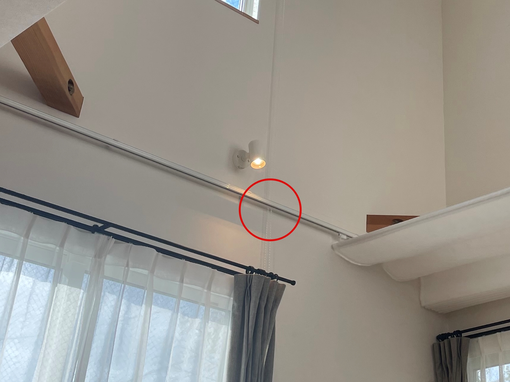 高窓のロール操作チェーン