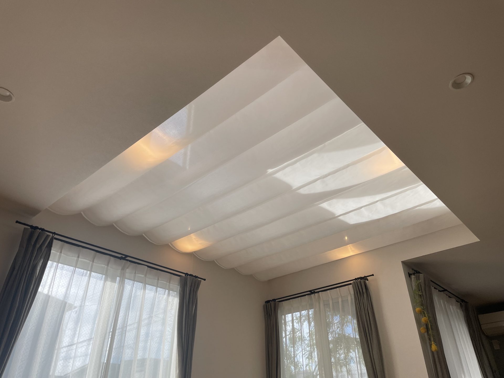 天幕カーテンバトン式照明が付き閉じた状態