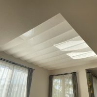 リビング吹き抜けの寒さ対策に天幕カーテンを施工|高窓操作チェーンとの干渉も考慮した納まり事例