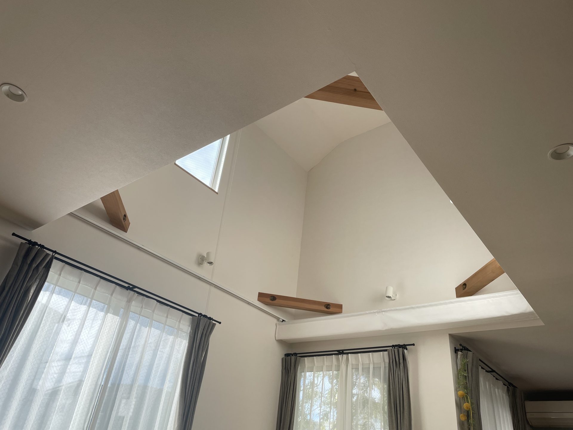 リビング吹き抜けの寒さ対策に天幕カーテンを施工｜高窓操作チェーンとの干渉も考慮した納まり事例