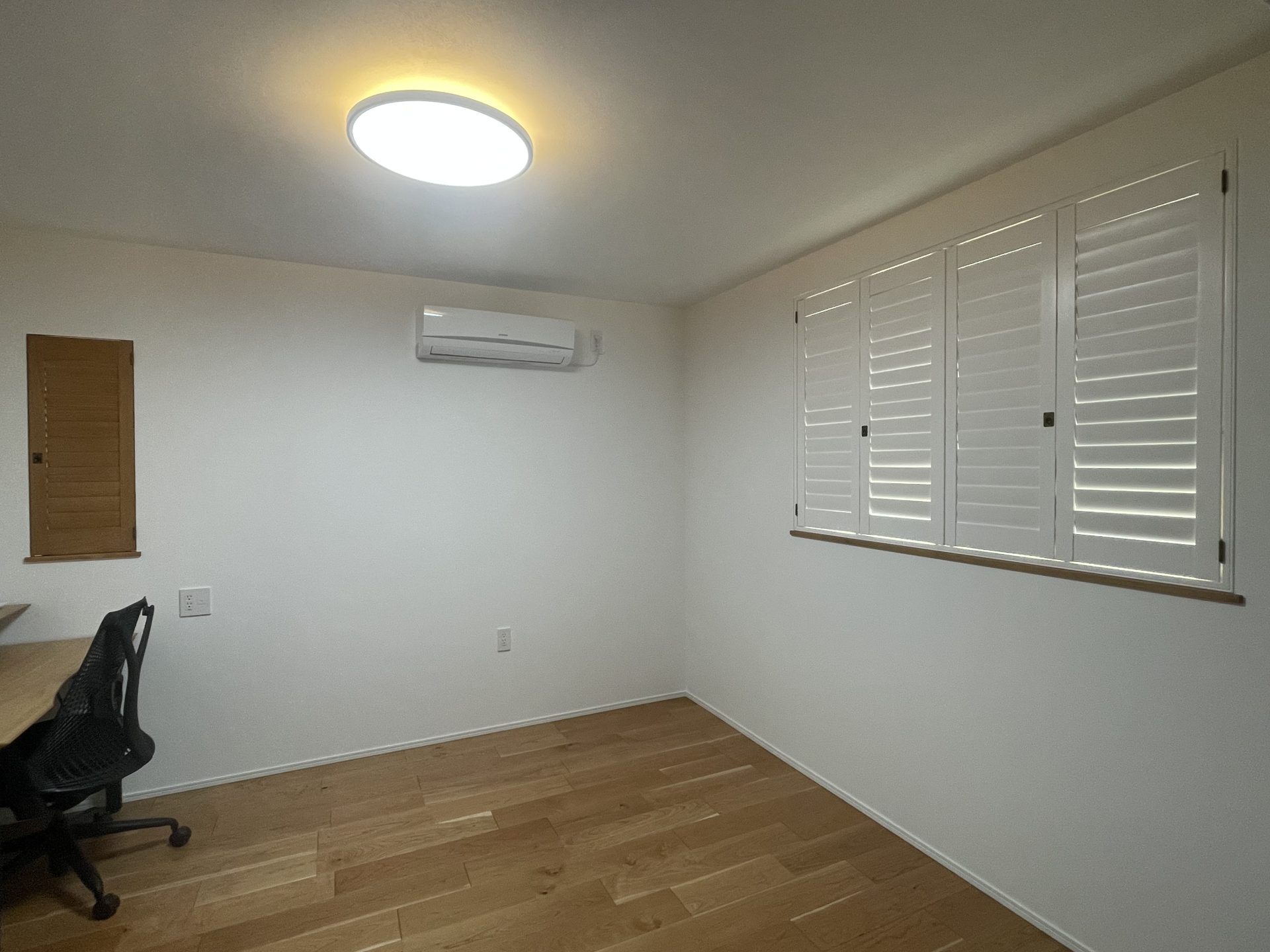 ウッドシャッター腰窓と小窓の施工事例 全景