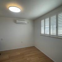 新築住宅にウッドシャッター施工｜腰窓と小窓で色を変えた上質コーディネート事例【半田市】