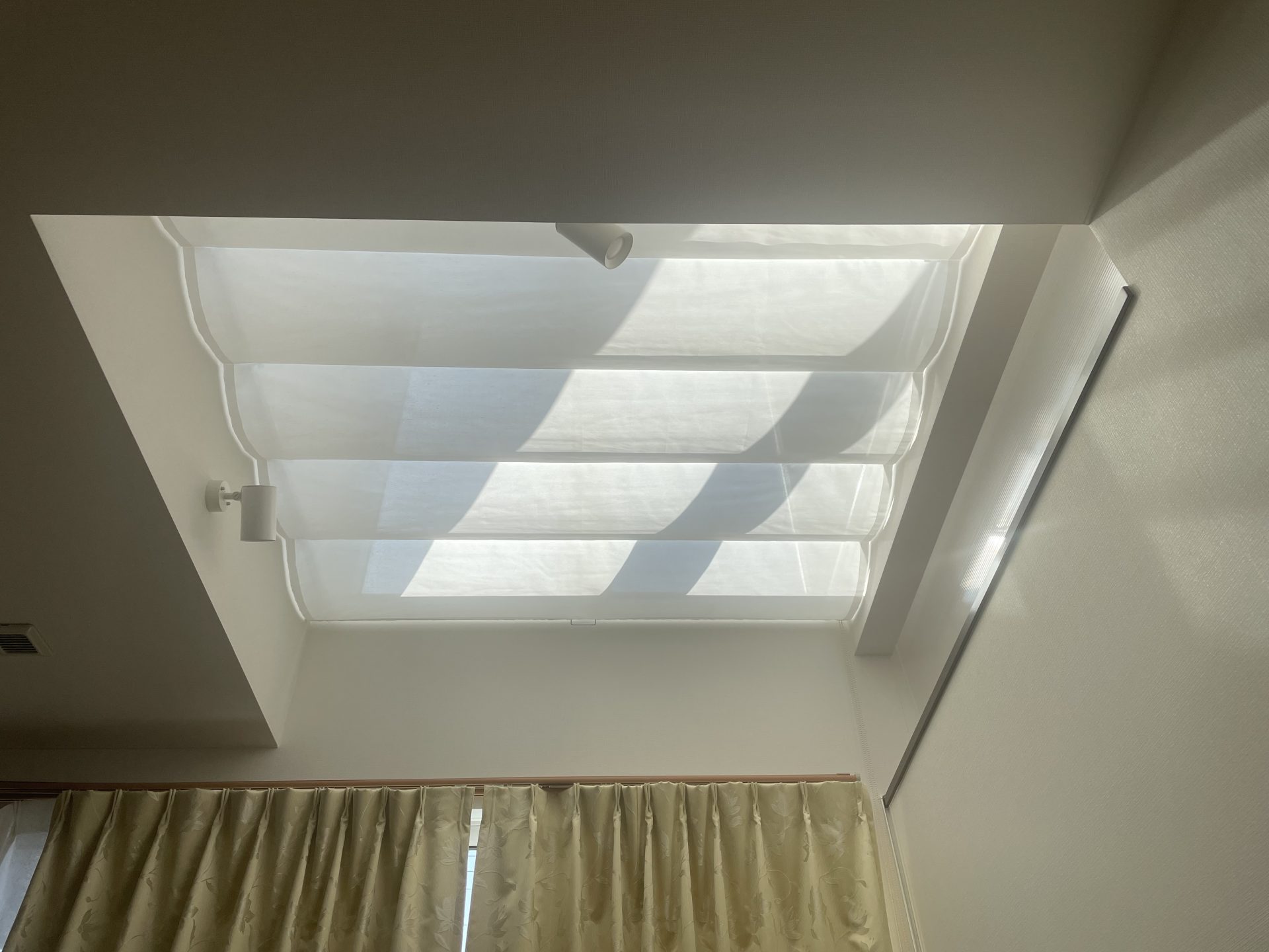 天幕カーテンバトン式を閉じた様子