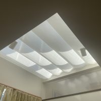 吹き抜けの寒さ・暑さ対策に有効｜天幕カーテン施工事例（採光拡散レース・バトン式）