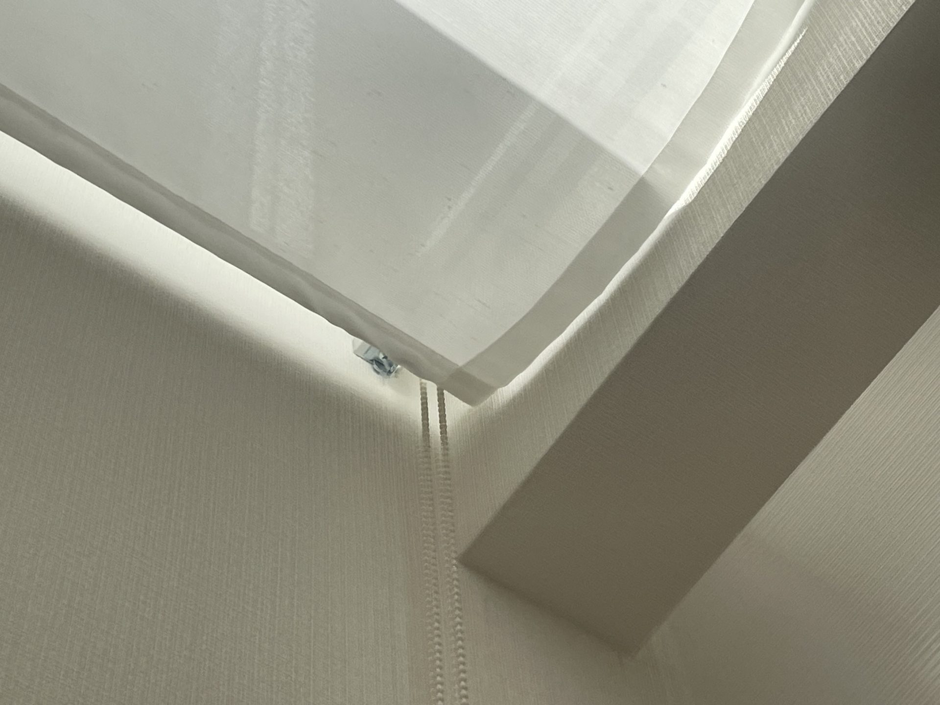 ロールスクリーン操作チェーンの干渉を避けた取付