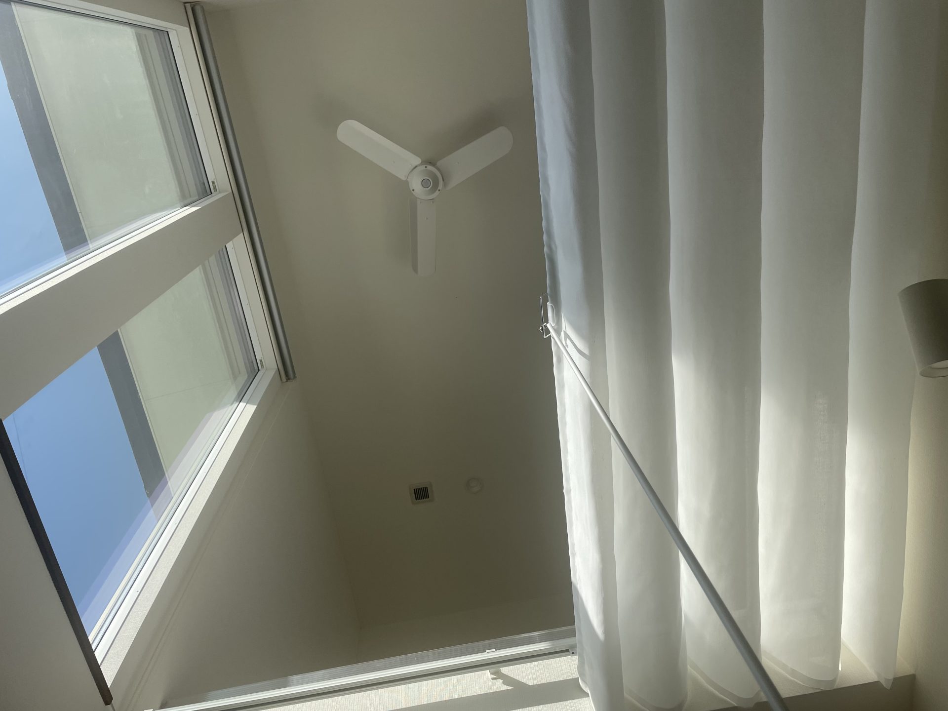 天幕カーテンをバトン棒で操作している様子