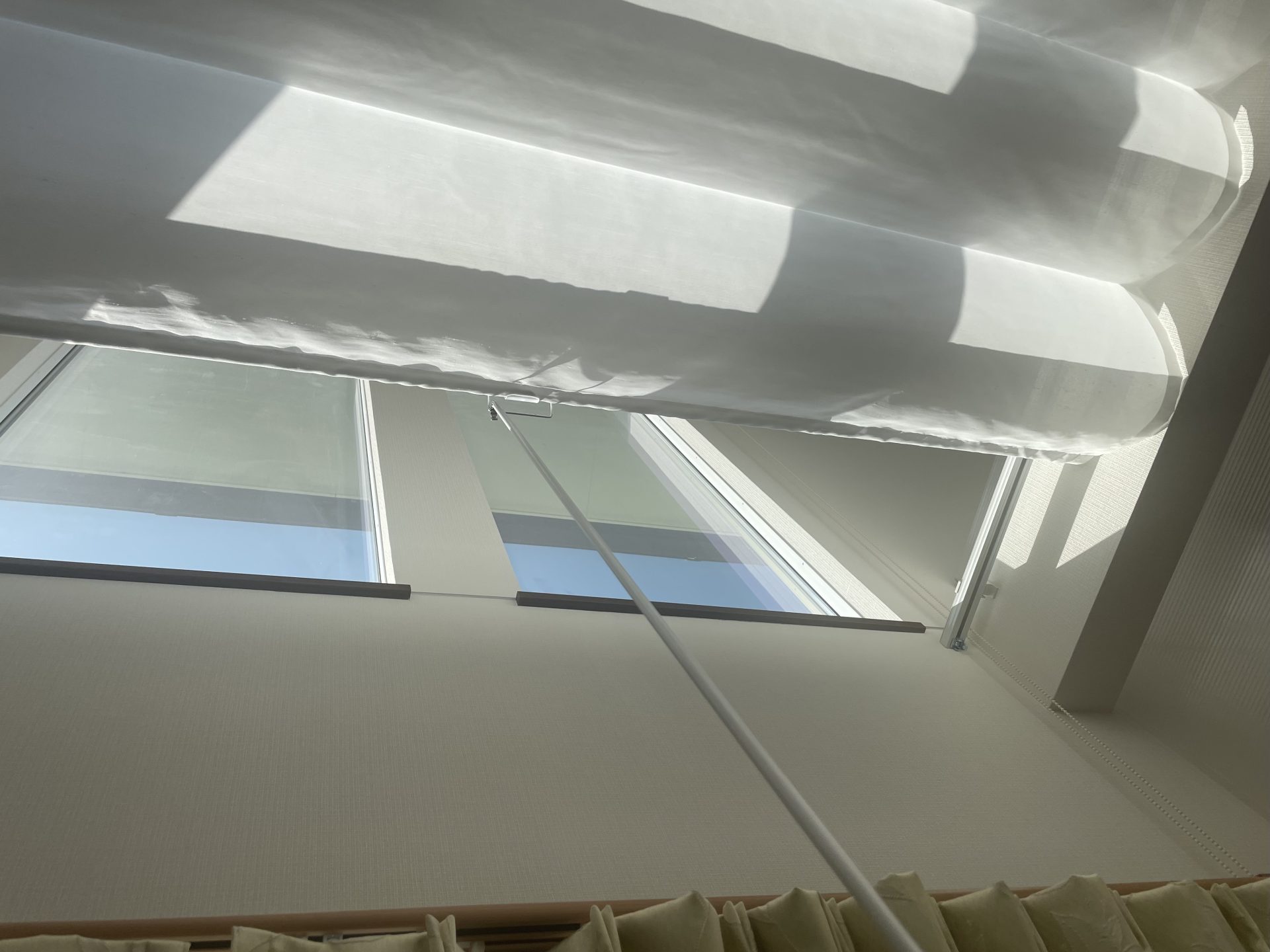 天幕カーテンをバトン棒で操作している様子