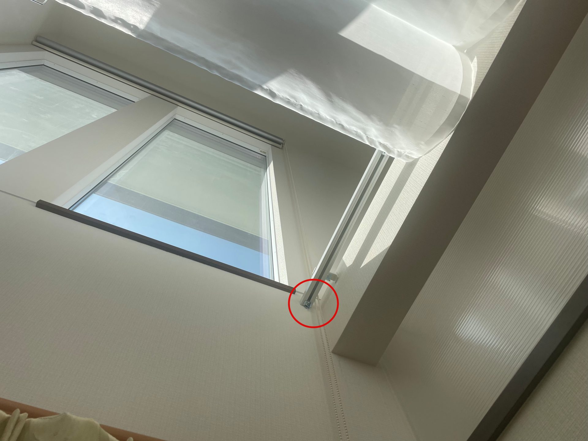 天幕カーテンとロールスクリーン操作チェーンの位置関係