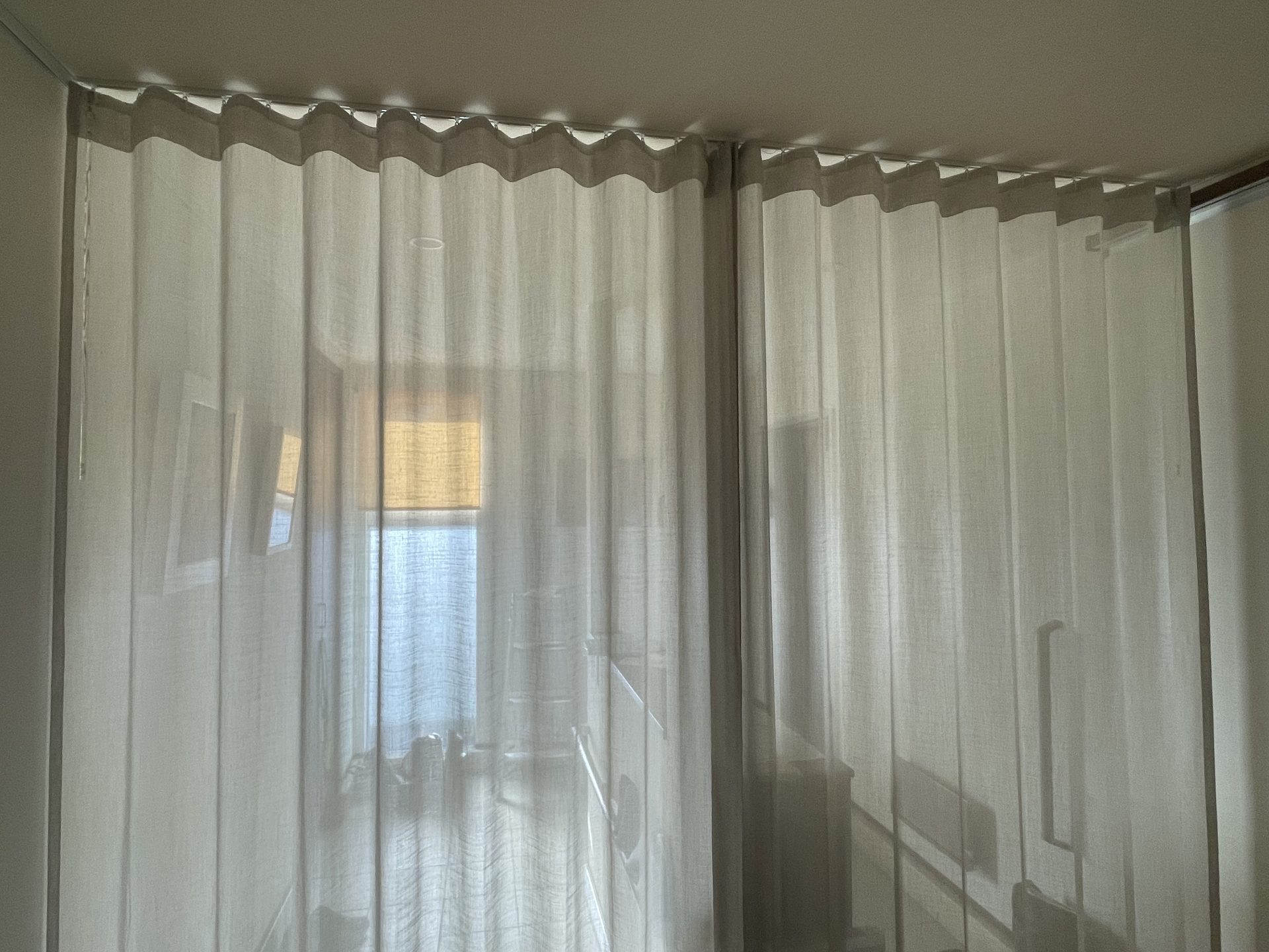 ウェーブスタイルを付けた玄関で洗面から見た様子