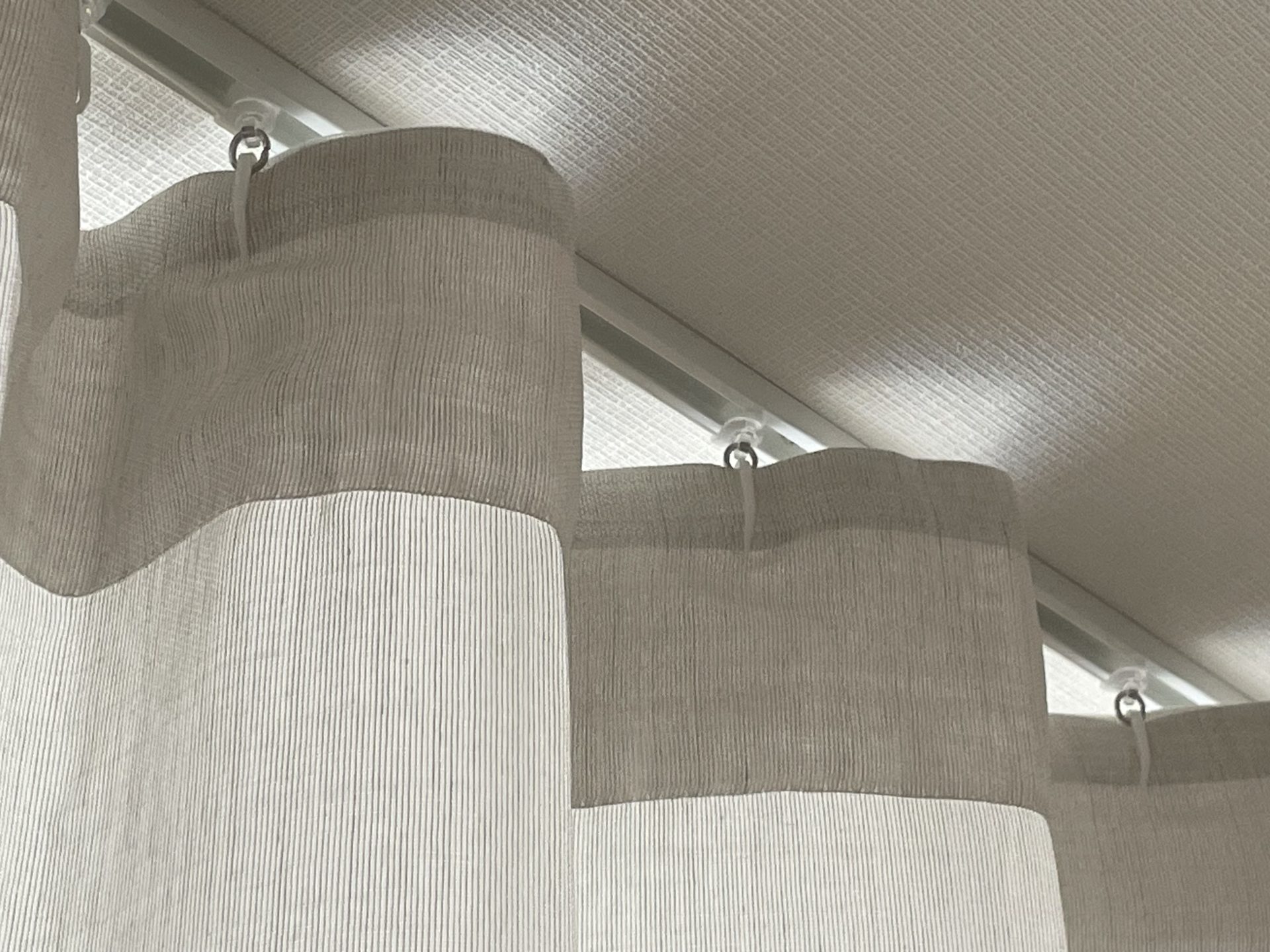 ウェーブスタイルの吊元裏側に共生地で隠した縫製の様子