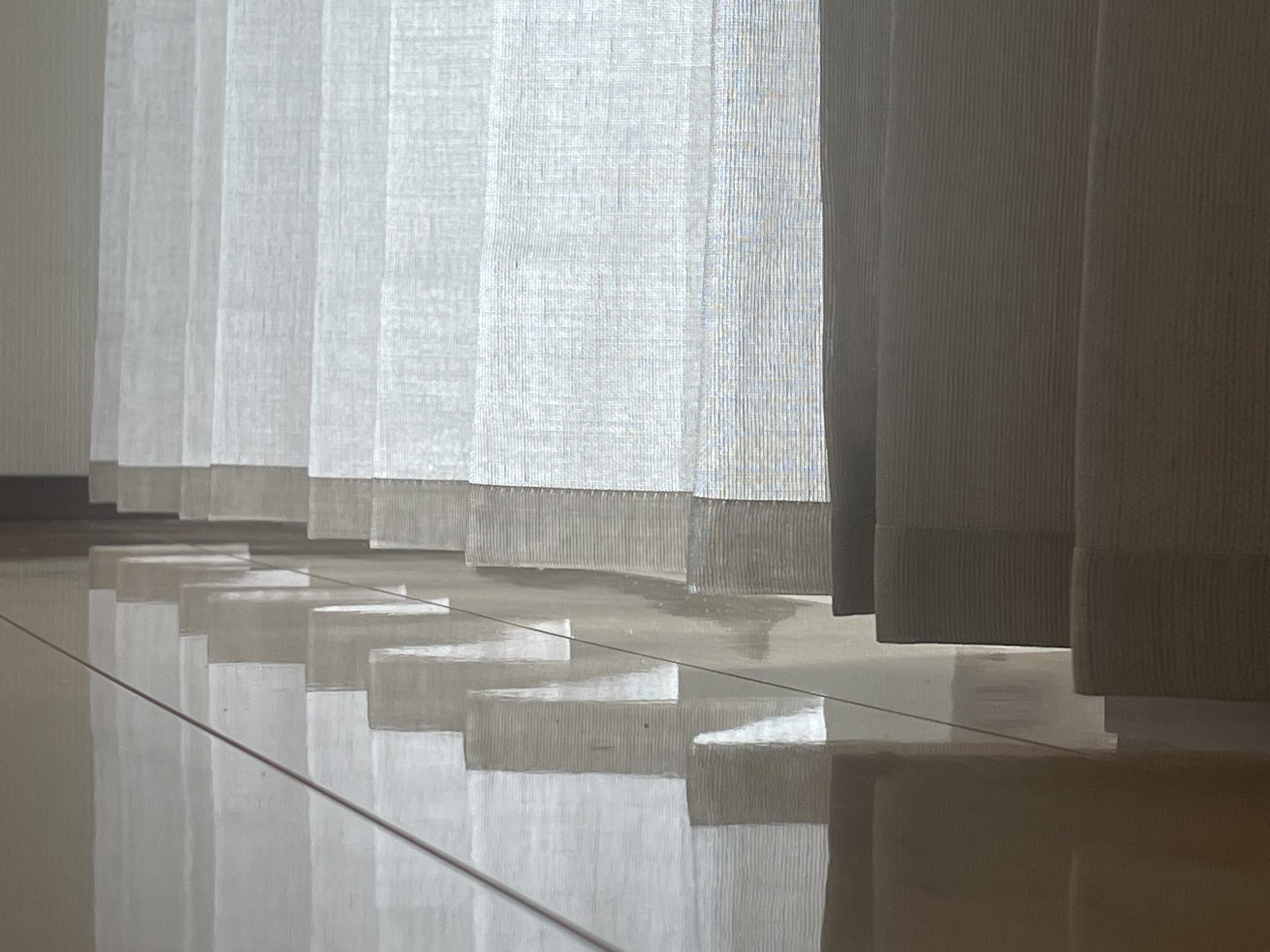 ウェーブスタイルの裾の縫製はショートヘム