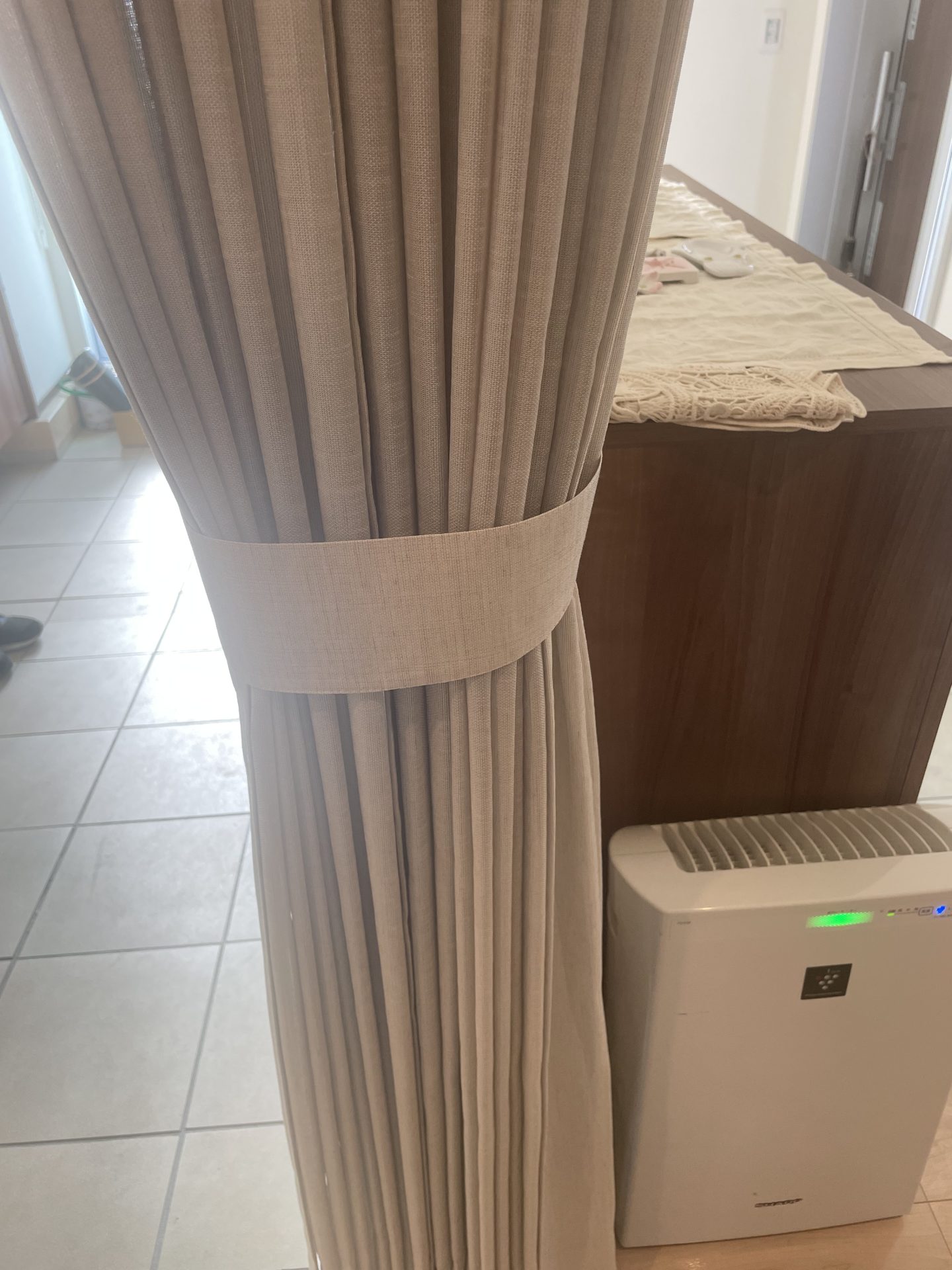 ウェーブスタイルを真ん中で束ねた様子