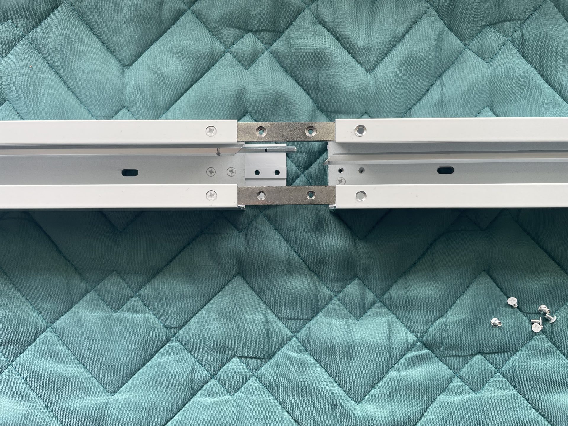 スマートドレープシェードのレール連結作業