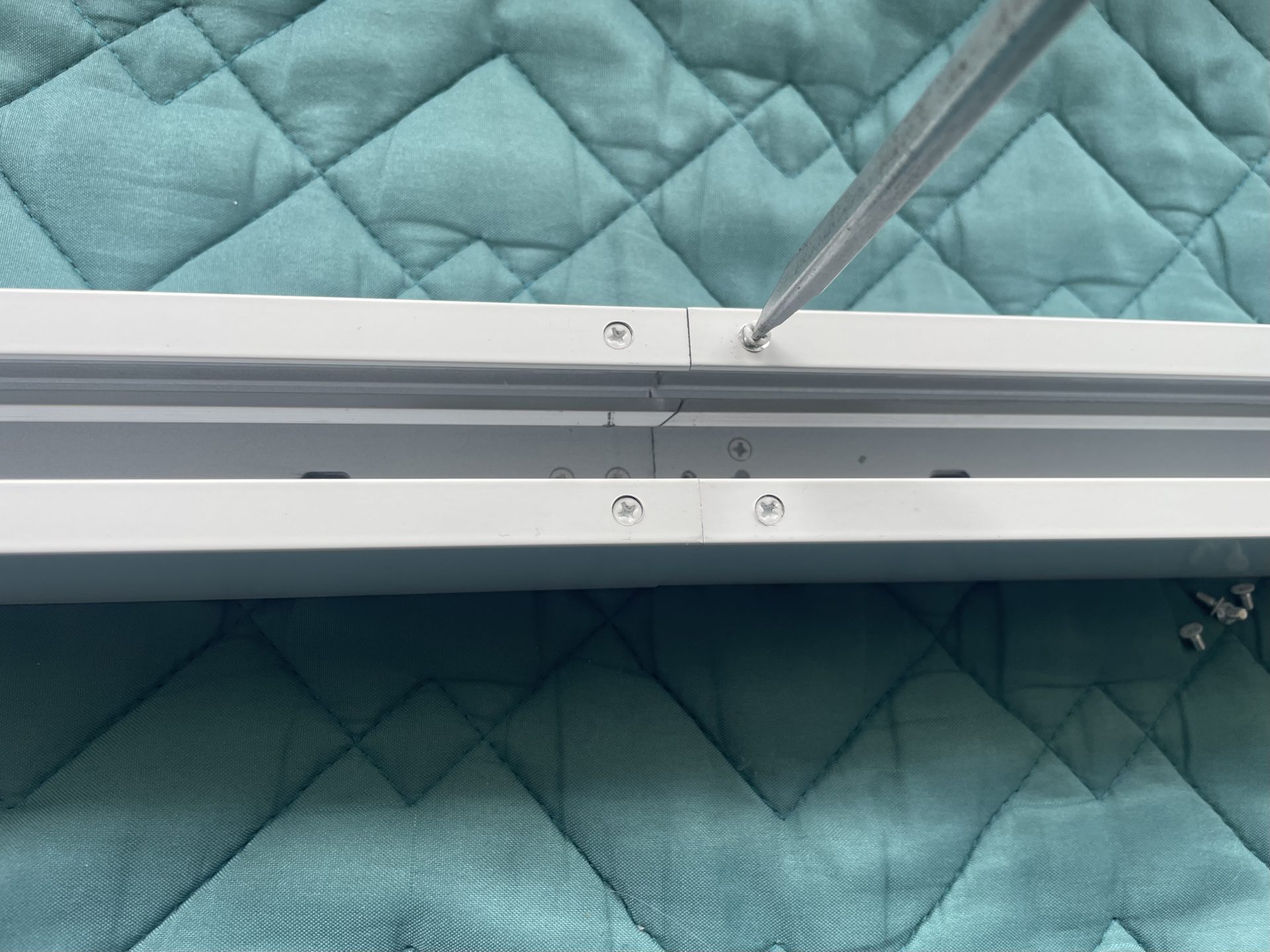 レール連結後の清掃作業