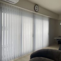 マンションリビングを一新｜スマートドレープシェード施工事例（大型窓・カーテンボックス対応）