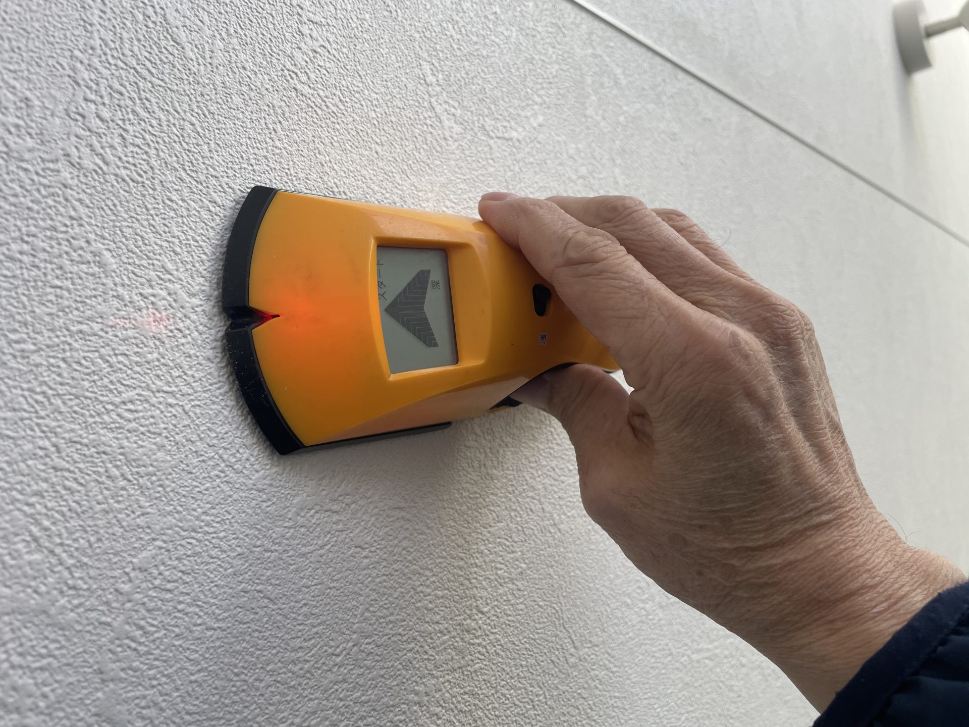 エアコンが効かないダイニングを救う。吹き抜け開口部123cm×305cmへの天幕カーテン設置と下地調査