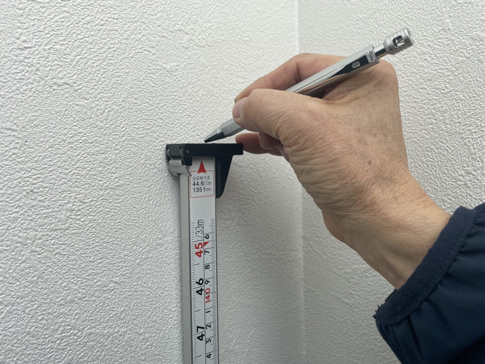 吹き抜け開口部の高さを正確に測る伸縮スケール