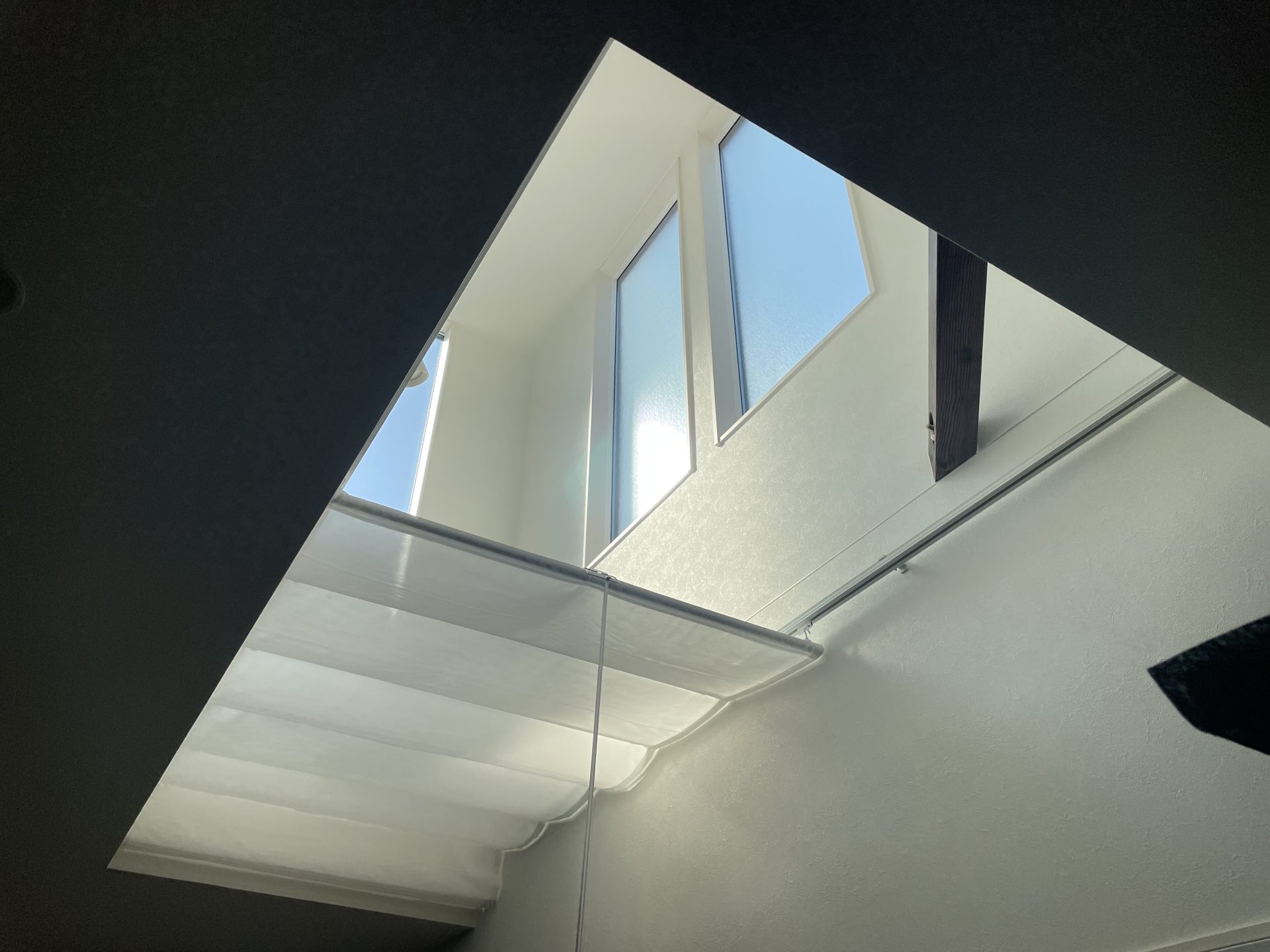 天幕カーテンを全開にした様子