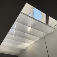 エアコンが効かないダイニングを救う。吹き抜け開口部123cm×305cmへの天幕カーテン設置と下地調査