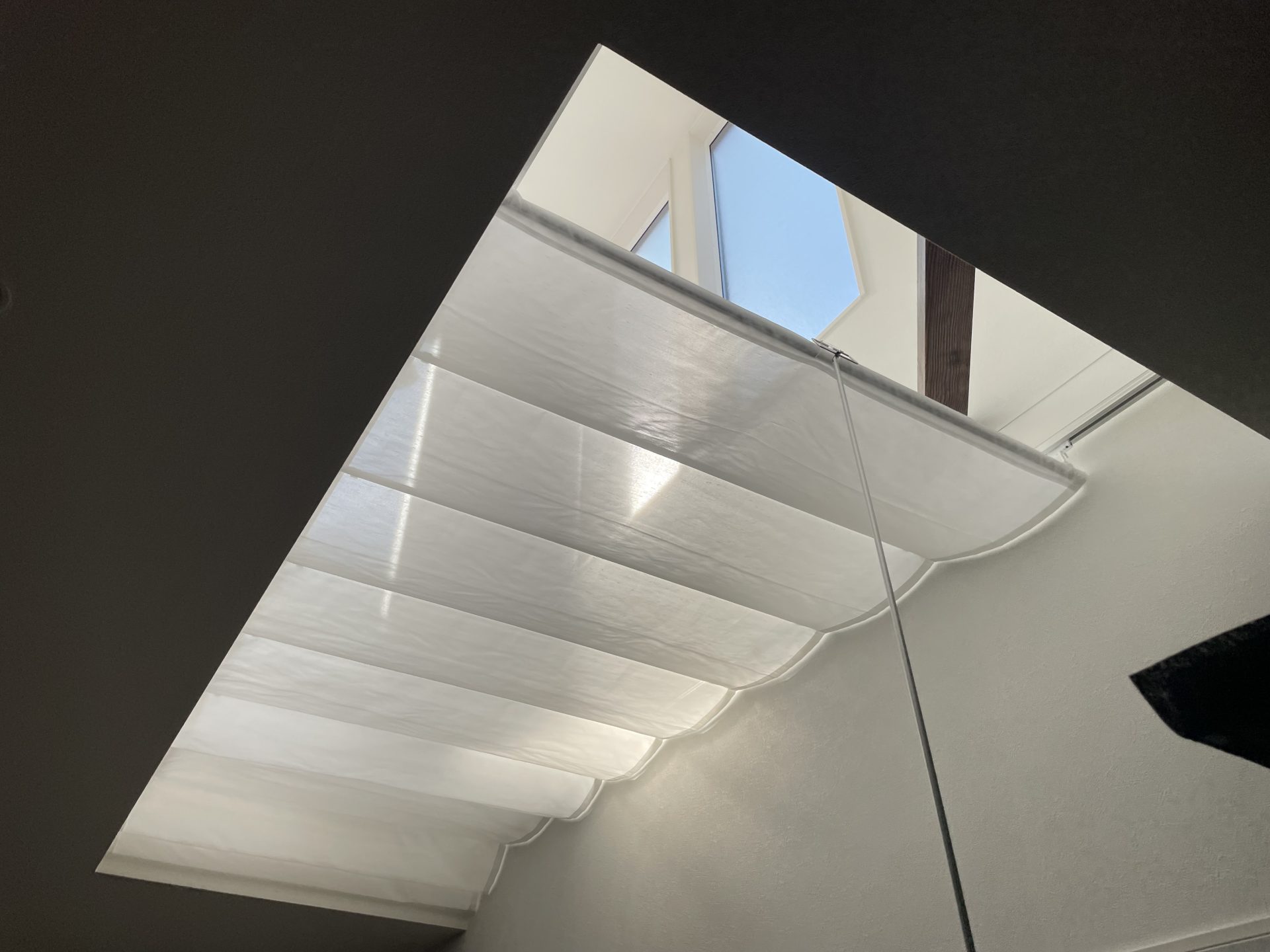 バトンを使ってスムーズに開閉する天幕カーテン