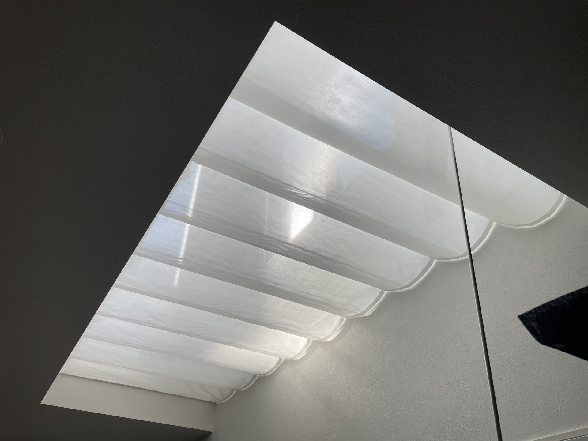 完全に閉じた天幕カーテン。吹き抜けを塞ぐことで1階の室温を一定に保つ省エネ効果