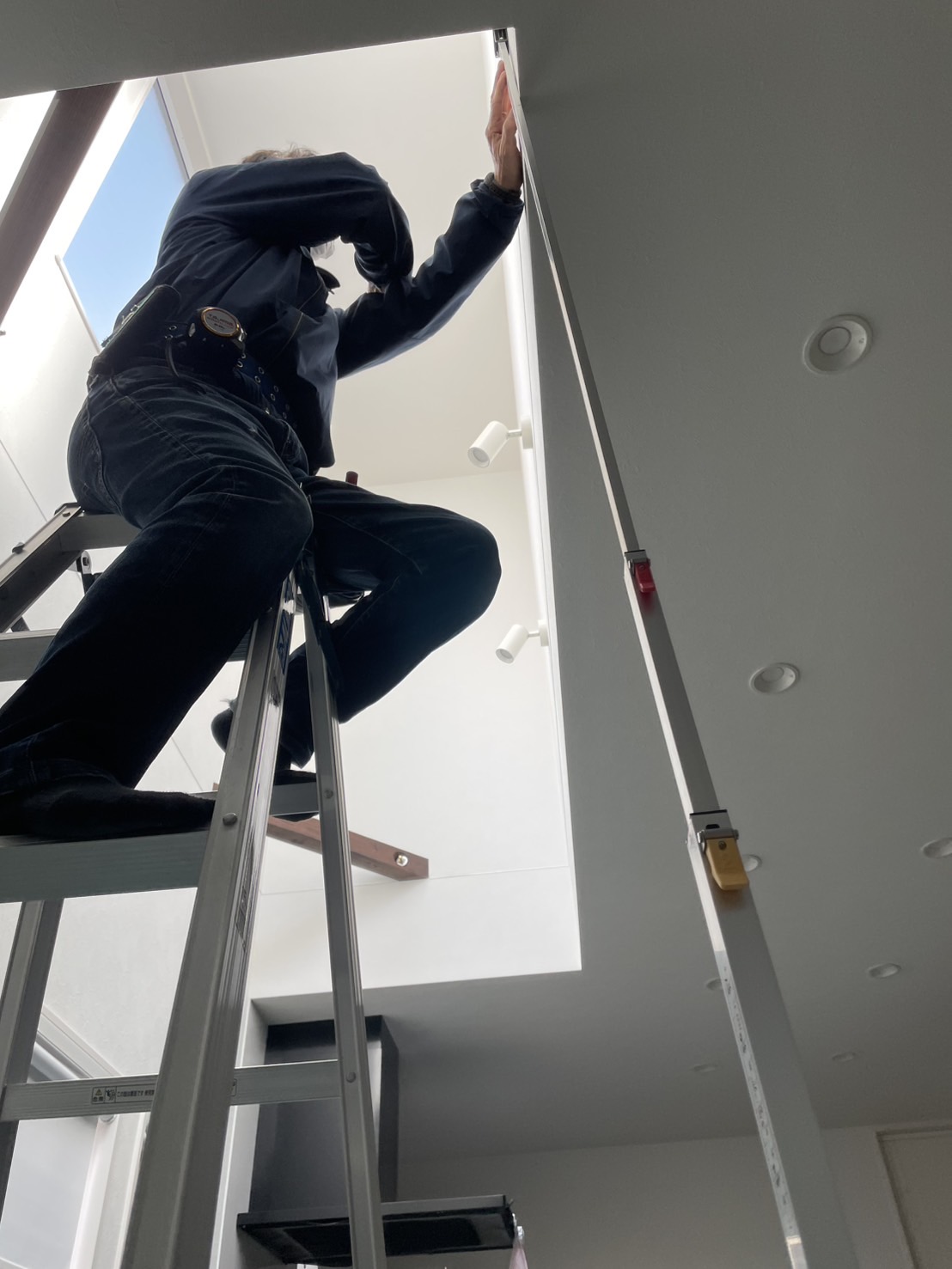 水平を保つためのプロの計測風景