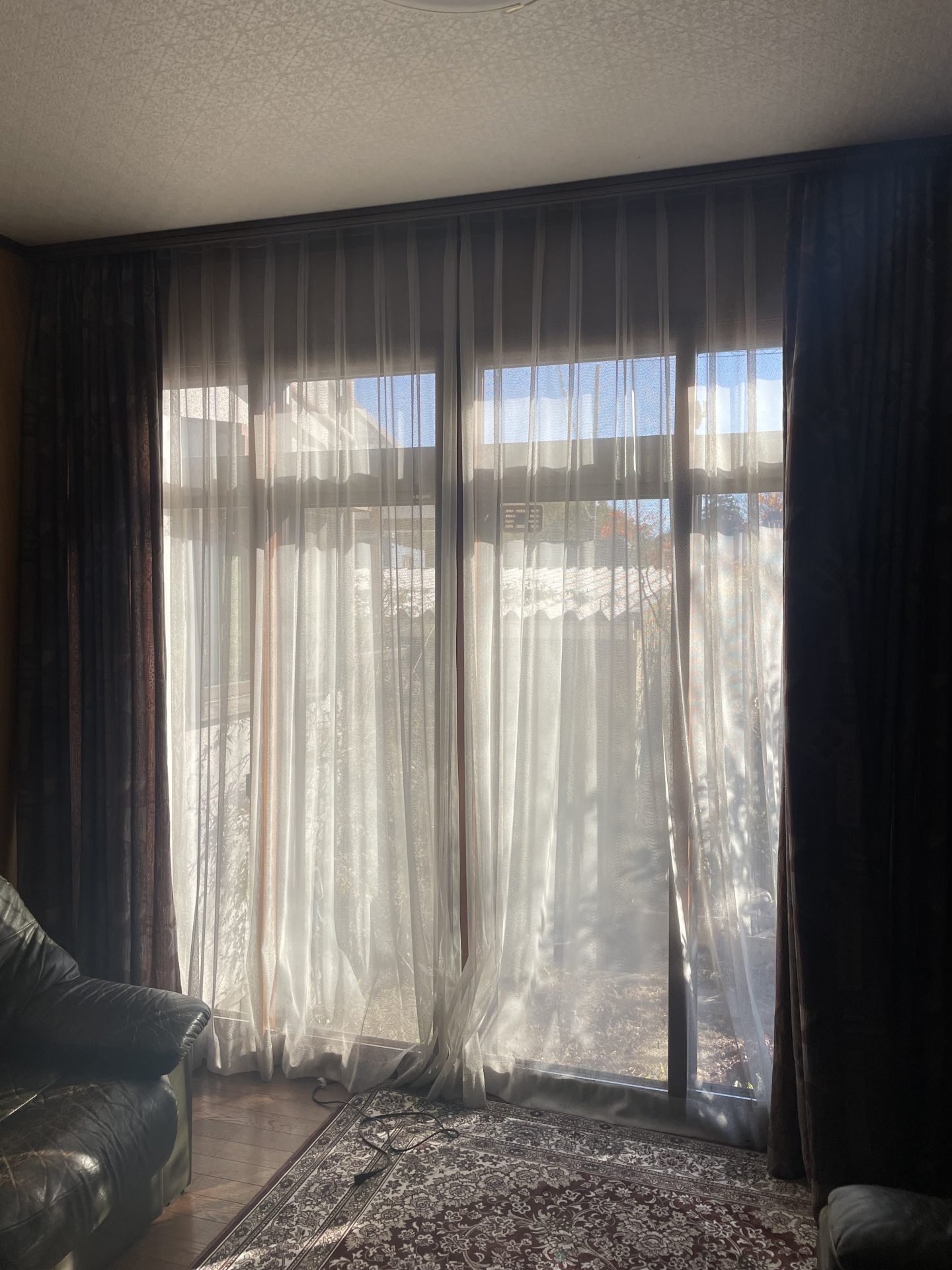 レースカーテンの「透け感」はどう選ぶ？透過率クラス3の刺繍レースへの吊り替え事例