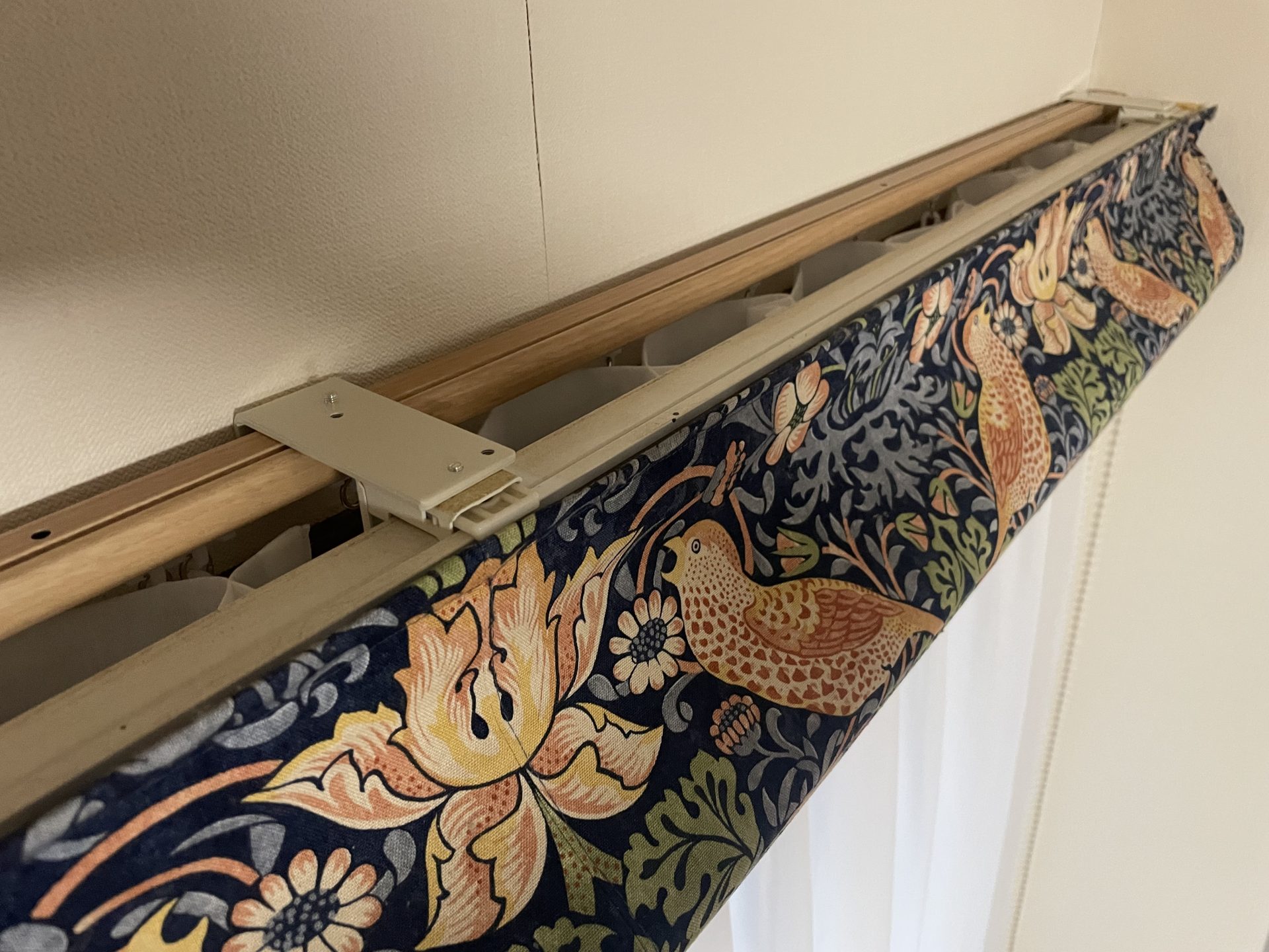 二重吊り金具にシェード本体を固定している様子の写真