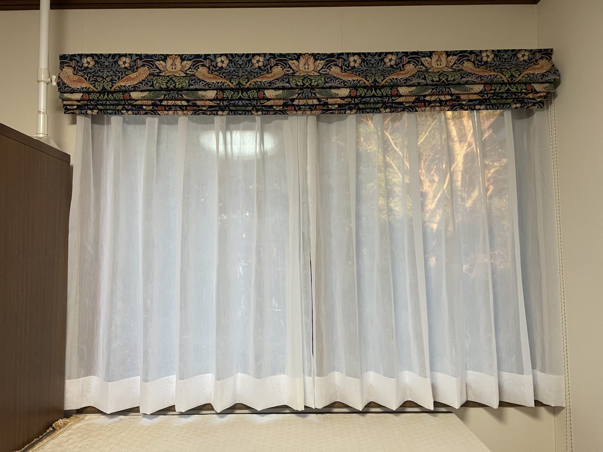 新しいカーテンレールとシェードを二重吊りで取り付けた窓装飾の施工例