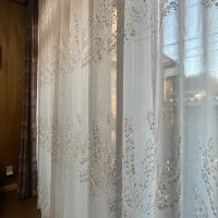 レースカーテンの「透け感」はどう選ぶ?透過率クラス3の刺繍レースへの吊り替え事例