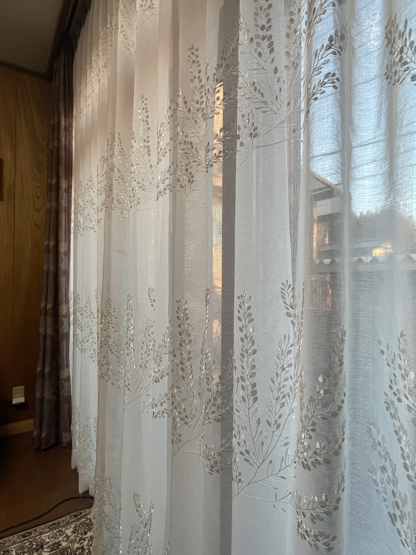 吊り替え後のリビング掃き出し窓。刺繍レースがカーテンボックスから美しく垂れる全景