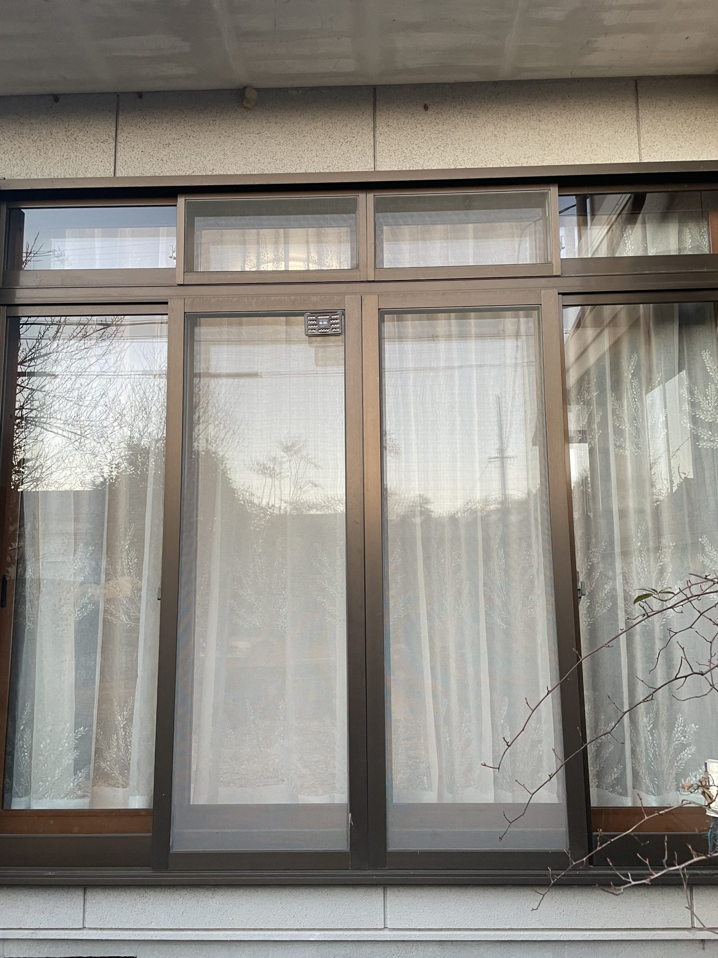 外から見たレースカーテンの透け具合。昼間はガラスの反射で室内が見えにくい状態