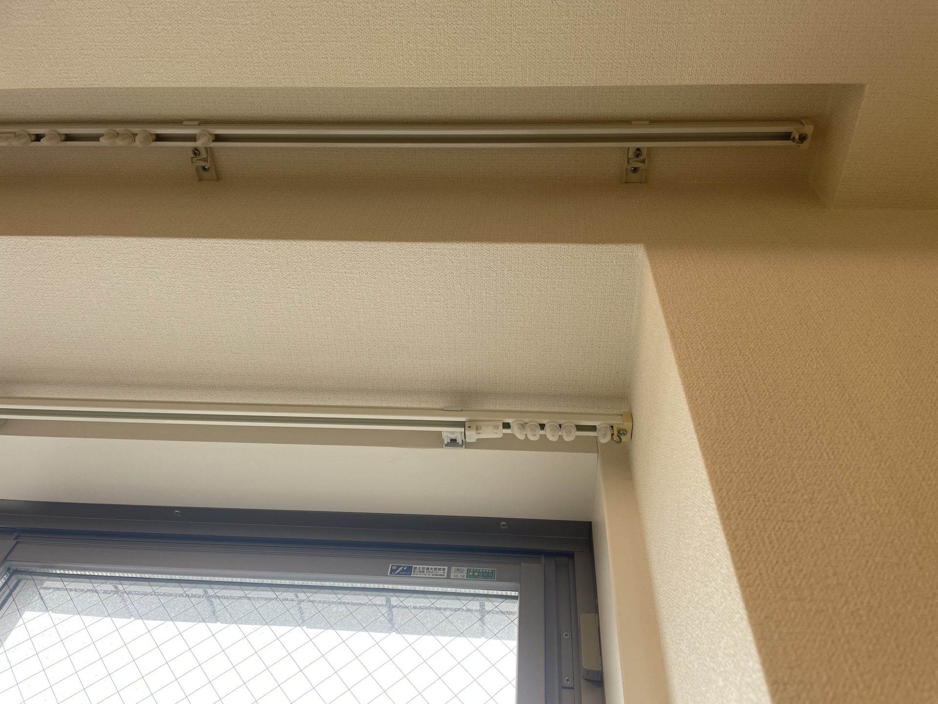 カーテンを外した奥行きの狭い1重カーテンボックスの内部