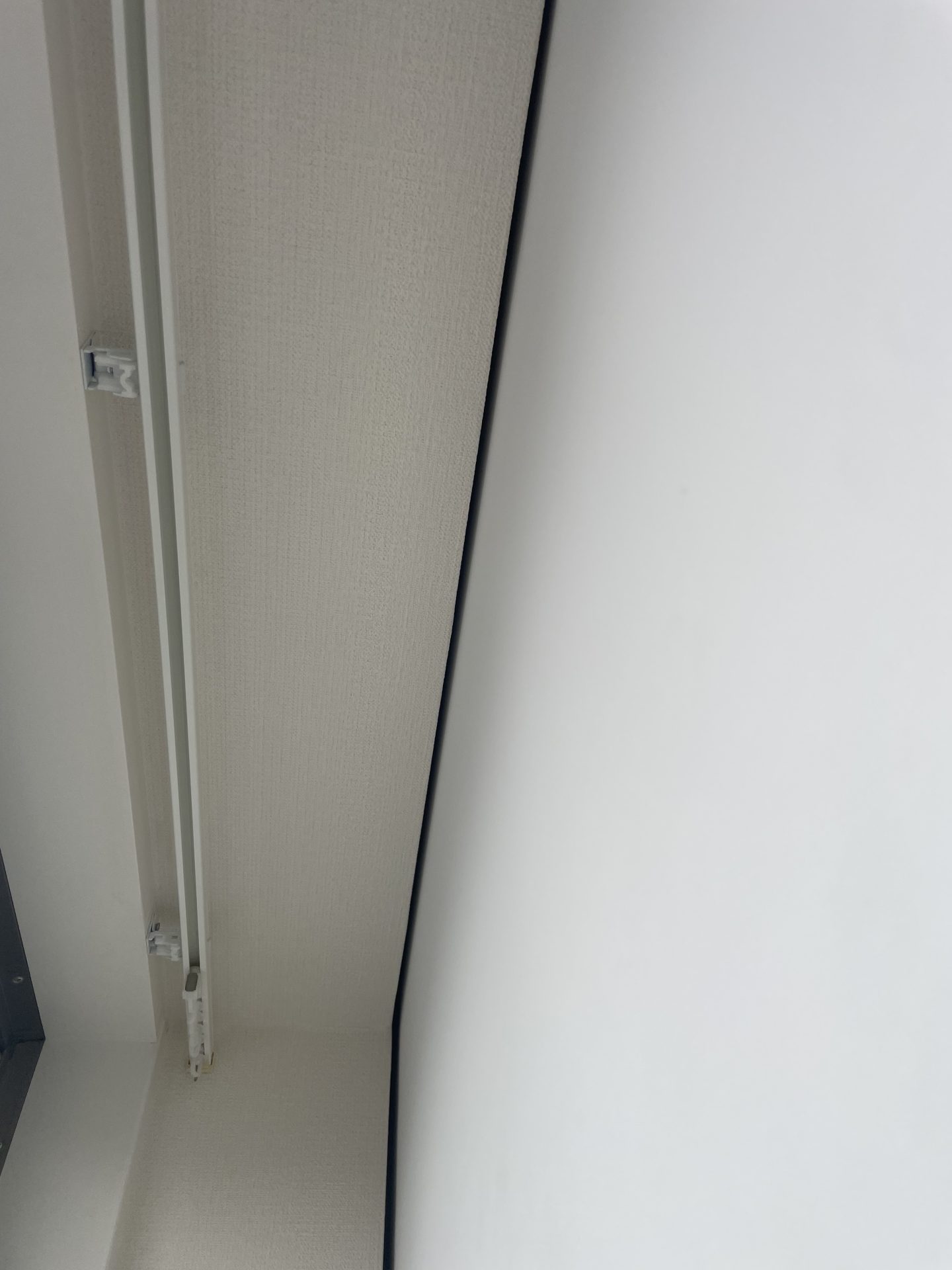 遮光性を高めるために壁際ギリギリに設置したロールスクリーン