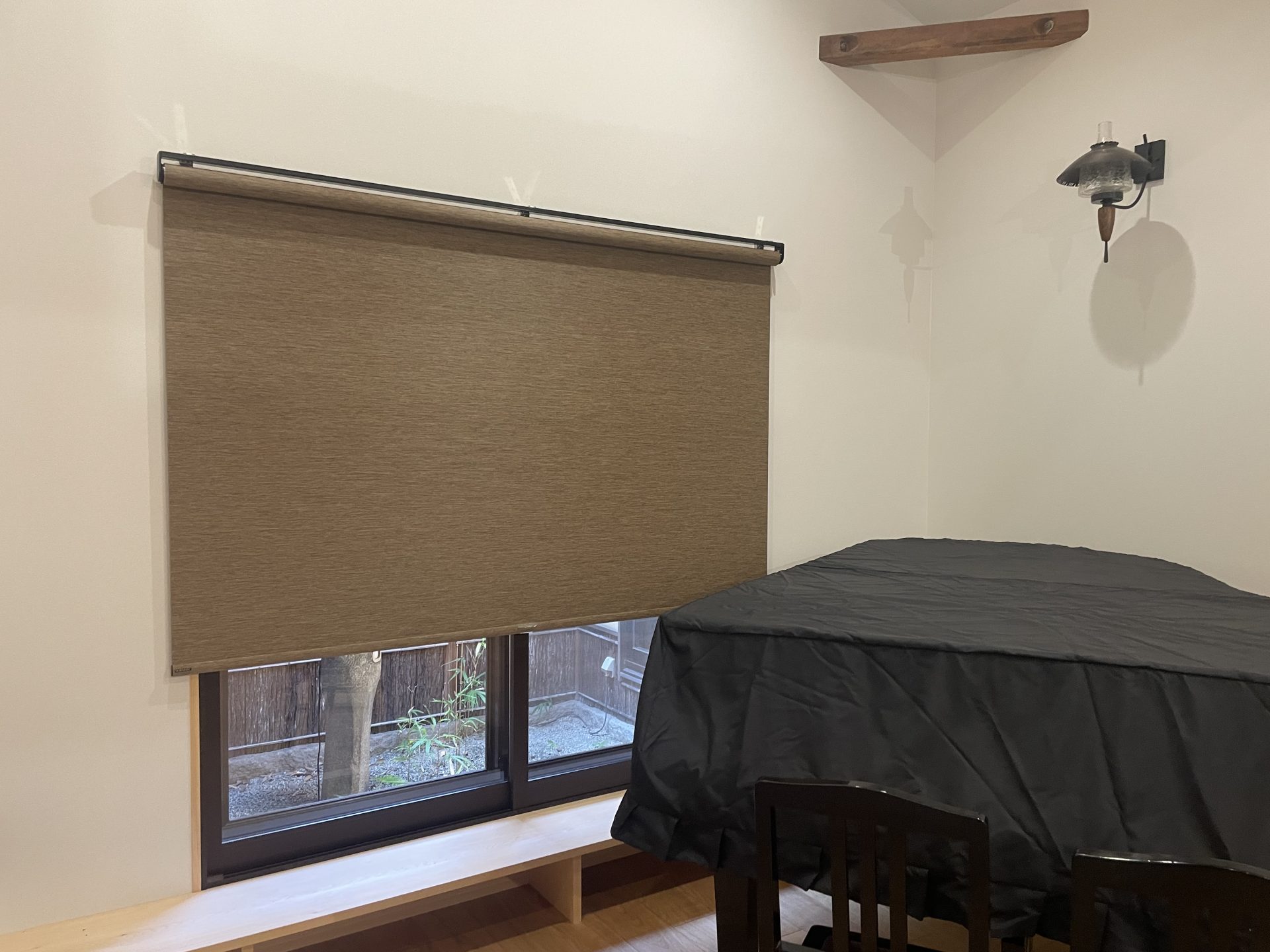 ノーマン製ロールスクリーンの織り感が豊かな遮光1級生地のアップ