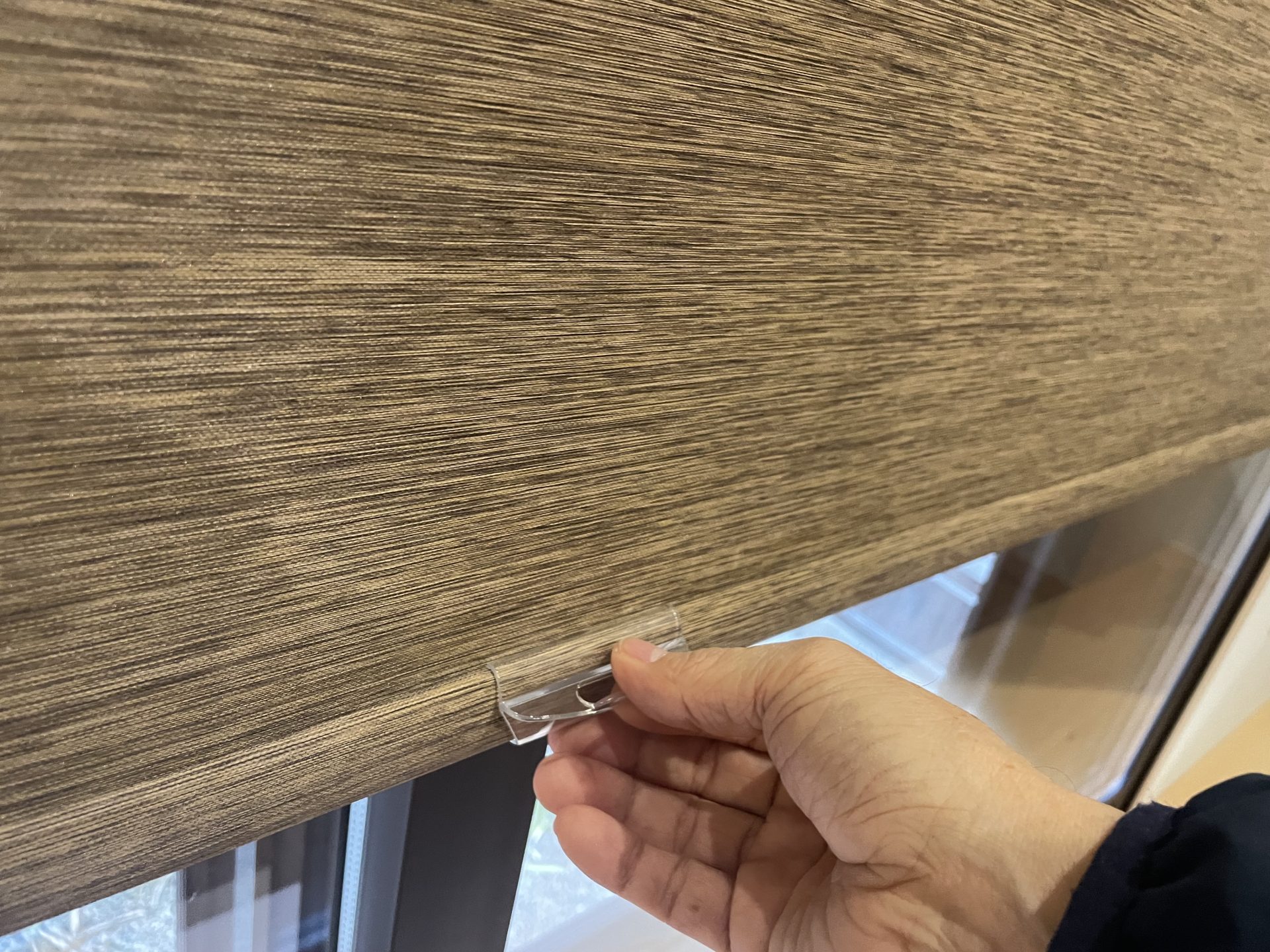 ピアノ室の窓を遮光ロールスクリーンで閉めた状態の全体写真