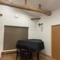 ピアノを西日から守る。デザインと機能を両立したノーマン製ロールスクリーン施工事例