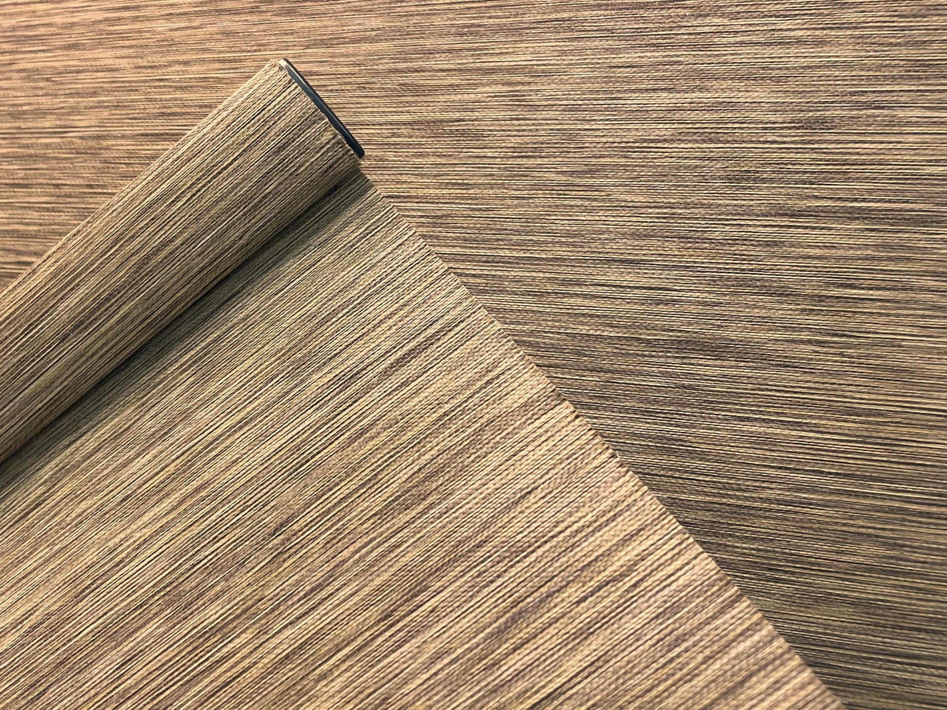 ノーマン製ロールスクリーンの織り感が豊かな遮光1級生地のアップ